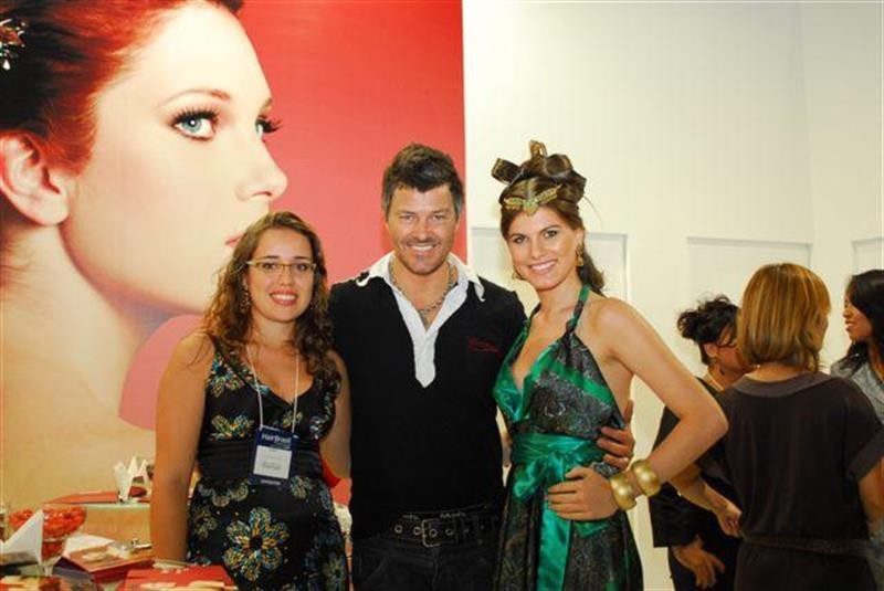 (6)AmendCosmeticosStandHairBrasil2009AnaCarolinaDiGrigoli,CaetanoZonaroJuliadaVeiga