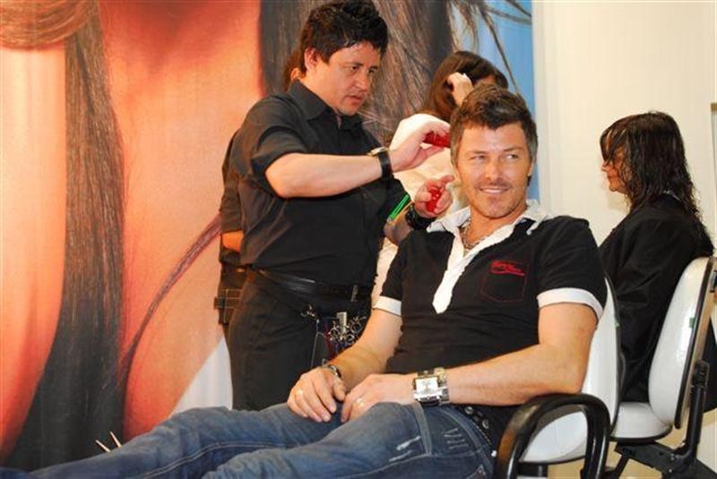 (9)AmendCosmeticosStandHairBrasil2009CaetanoZonaro